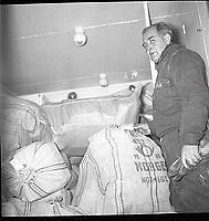 USB-0865-Thoresøy får julegaver 1958.tif