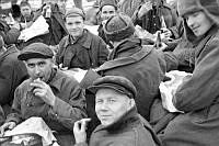 Sovjetiske fanger ankommer Tønsberg fra Bolærne (11).JPG