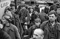 Sovjetiske fanger ankommer Tønsberg fra Bolærne (23).JPG