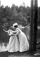 to damer ved dammen.psd