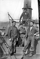 1900 Henry Nilsen med mannskap på HAAØEN.JPG