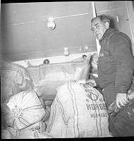 USB-0865-Thoresøy får julegaver 1958.tif